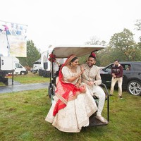 Selama empat jam pernikahan dengan upacara Hindu, para tamu bisa memesan makanan lewat website dan makanan diantar oleh waiter. Pernikahan pasangan ini pun jadi viral karena keunikannya. Foto: dok. I-maani Photography