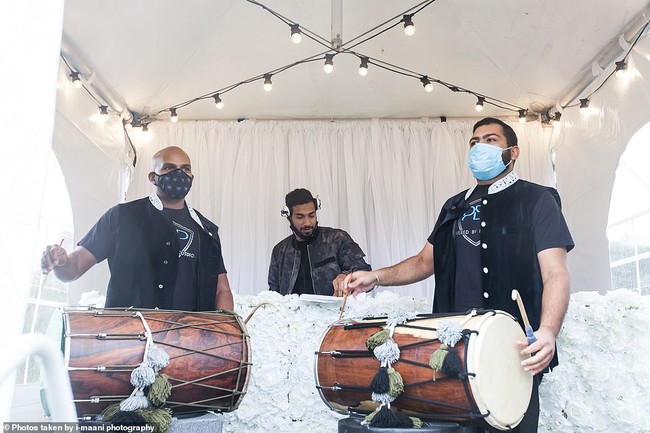 Banyak keluarga dan teman kami yang mengatakan ingin melihat acara pernikahan kami dengan grup kecil di taman rumah mereka. Kami lalu berpikir, kenapa tidak memasang layar sesuai dengan standar Covid, ucap Roma, seperti dikutip dari Mirror.  Foto: dok. I-maani Photography