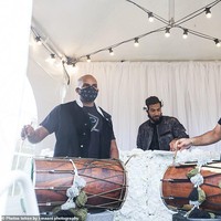 Banyak keluarga dan teman kami yang mengatakan ingin melihat acara pernikahan kami dengan grup kecil di taman rumah mereka. Kami lalu berpikir, kenapa tidak memasang layar sesuai dengan standar Covid, ucap Roma, seperti dikutip dari Mirror.  Foto: dok. I-maani Photography