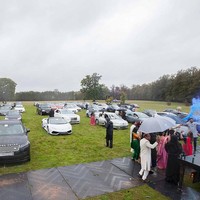 Menggelar pernikahan di Braxted Park, Essex, Inggris, Roma dan Vina dengan cara unik dan tidak biasa. Para tamu yang hadir hanya berada di dalam mobil sambil menyaksikan layar besar, di mana Roma dan Vina melangsungkan upacara pernikahan India.  Foto: dok. I-maani Photography