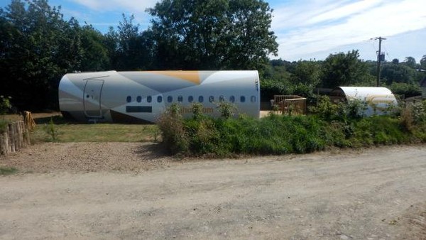 Apple Camping, sebuah perusahaan yang menyewakan tempat kemping lah, yang mengubah pesawat Airbus bekas milik Etihad itu jadi sebuah penginapan. Penginapan ini diluncurkan sesuai dengan kampanye Arabian Nights Airbus mereka. (dok. Apple Camping) Apple Camping, sebuah perusahaan yang menyewakan tempat kemping lah, yang mengubah pesawat Airbus bekas milik Etihad itu jadi sebuah penginapan. Penginapan ini diluncurkan sesuai dengan kampanye Arabian Nights Airbus mereka. (dok. Apple Camping)