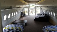 Pesawat Airbus itu dalamnya sudah disulap jadi 2 tempat tidur, sofa dan juga dapur mini. Dapur itu dibangun tepat di area dimana pramugari biasa menyiapkan makan untuk penumpang. Jadi traveler bisa berpura-pura jadi pramugari kalau masak-masak di sini. (dok. Apple Camping)