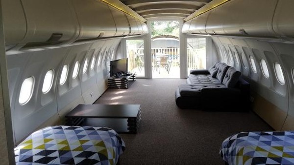 Pesawat Airbus itu dalamnya sudah disulap jadi 2 tempat tidur, sofa dan juga dapur mini. Dapur itu dibangun tepat di area dimana pramugari biasa menyiapkan makan untuk penumpang. Jadi traveler bisa berpura-pura jadi pramugari kalau masak-masak di sini. (dok. Apple Camping) Pesawat Airbus itu dalamnya sudah disulap jadi 2 tempat tidur, sofa dan juga dapur mini. Dapur itu dibangun tepat di area dimana pramugari biasa menyiapkan makan untuk penumpang. Jadi traveler bisa berpura-pura jadi pramugari kalau masak-masak di sini. (dok. Apple Camping)