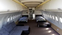 Pesawat Airbus bekas milik maskapai Etihad rupanya bisa diubah menjadi sebuah penginapan. Di Wales, tepatnya di sekitar Pembrokshire, ada penginapan yang terbuat dari pesawat bekas itu. (dok. Apple Camping)