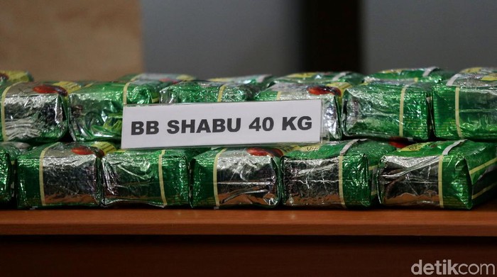 Bareskrim Polri ungkap kasus peredaran gelap sabu yang dilakukan dua sindikat narkoba internasional. Sebanyak 40 kg sabu pun turut diamankan polisi.