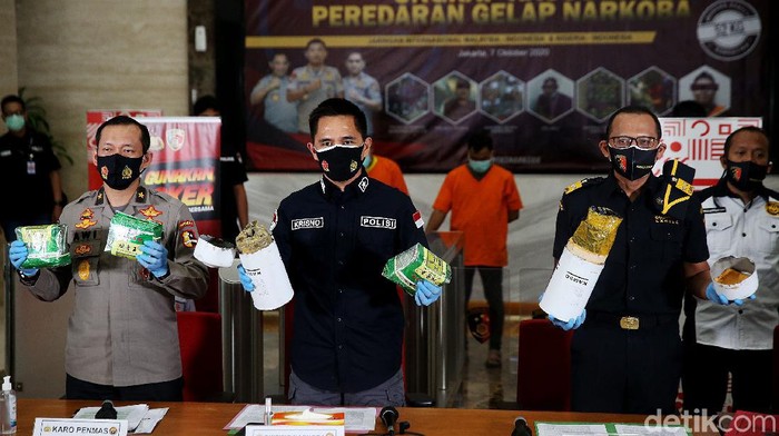 Polisi Amankan Puluhan Kg Sabu Terkait Sindikat Narkoba Internasional Bareskrim Polri ungkap kasus peredaran gelap sabu yang dilakukan dua sindikat narkoba internasional. Sebanyak 40 kg sabu pun turut diamankan polisi.