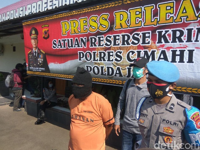 J (54), pria pembawa ular yang melakukan pengancaman terhadap Kepala Dinas Pekerjaan Umum dan Penataan Ruang (PUPR) Kabupaten Bandung Barat mendekam di balik jeruji besi Polres Cimahi.