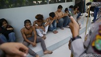 Mereka diamankan polisi karena terindikasi akan iklut melakukan aksi di depan gedung DPR. Grandyos Zafna/detikcom  