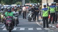 Tak hanya di Pejompongan, Sejumlah pelajar juga terjaring di kawasan Palmerah usai beberapa jam sebalumnya terjadi bentrokan dengan aparat disana. Mereka turut digiring dan diamankan petugas Kepolisian di Palmerah, Jakarta, Rabu (7/10/2020). Rifkianto Nugroho/detikcom  