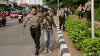 Aksi kejar-kejaran juga sempat terjadi antara pelajar dan polisi, para pelajar yang menghidar tersebut lantas terus dikejar oleh polisi. Grandyos Zafna/detikcom  