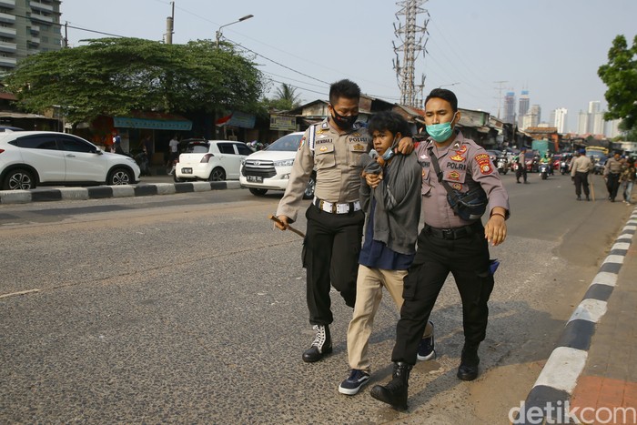Puluhan Pelajar Diamankan Polisi Sejumlah pelajar juga diamankan petugas Kepolisian di Pejompongan dan Palmerah, Jakarta, Rabu (7/10/2020).
