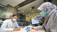 Seorang nasabah menyetorkan sejumlah uang di tabungan BTN Batara di kantor cabang Bank BTN Harmoni, Jakarta, Rabu (7/10). Foto: dok. Bank BTN
