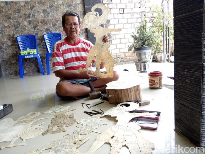 Cerita Pria di Lamongan yang Terus Bikin Wayang Kulit 