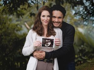 10 Potret Kemesraan Randy Pangalila & Istri Bulenya yang Hamil Anak Pertama