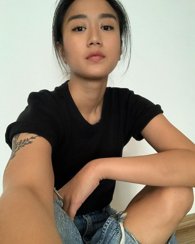 Ada dua foto yang diunggah akun tersebut. Penampakatan foto terlihat biasa saja, namun narasinya begitu liar. Salah satunya menyebut dia adalah budak seks. Foto: Instagram/@renattamoeloek