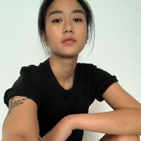 Ada dua foto yang diunggah akun tersebut. Penampakatan foto terlihat biasa saja, namun narasinya begitu liar. Salah satunya menyebut dia adalah budak seks. Foto: Instagram/@renattamoeloek