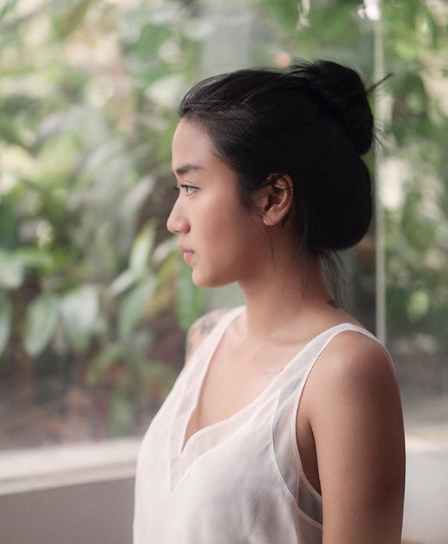 Tapi Chef Renatta memilih tak ambil pusing dan meresponsnya dengan cuitan kocak. Saat membalas cuitan netizen yang menawarkan untuk memperkarakan akun tersebut, dia malah menulis, Gausah, orang ga kenal juga.. saya mendingan jualan panci. Foto: Instagram/@renattamoeloek