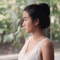 Tapi Chef Renatta memilih tak ambil pusing dan meresponsnya dengan cuitan kocak. Saat membalas cuitan netizen yang menawarkan untuk memperkarakan akun tersebut, dia malah menulis, Gausah, orang ga kenal juga.. saya mendingan jualan panci. Foto: Instagram/@renattamoeloek