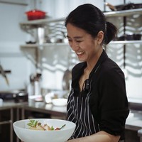 Tak hanya karena jago masak, Chef Renatta juga disukai karena gaya dan pembawaan tomboy tapi tetap terlihat cantik dan manis. Foto: Instagram/@renattamoeloek