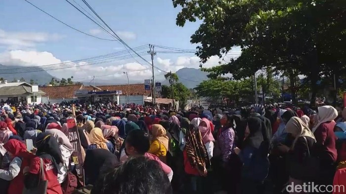 Ribuan buruh di Garut blokir jalan utama menuju Bandung