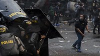 Diketahui, disahkannya UU Cipta Kerja oleh DPR pada Senin (5/10) lalu memicu gelombang protes masyarakat di berbagai wilayah Indonesia, tak kecuali Bandung. ANTARA FOTO/NOVRIAN ARBI.