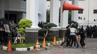 Sejumlah fasilitas umum pun menjadi sasaran pengrusakan imbas demo ricuh di kawasan Bandung tersebut. ANTARA FOTO/NOVRIAN ARBI.