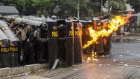 Personil Kepolisian menahan lemparan molotov oleh demonstran saat unjuk rasa tolak Undang-Undang Cipta Kerja di Depan Gedung DPRD Jawa Barat, Bandung, Jawa Barat, Rabu (7/10/2020). ANTARA FOTO/NOVRIAN ARBI.