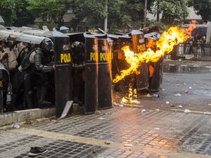 Demo Tolak UU Ciptaker di Bandung Ricuh, Fasilitas Umum Dirusak