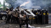 Kontroversi UU Cipta Kerja tersebut terjadi karena UU itu dinilai hanya menguntungkan investor maupun pemilik modal, sementara buruh dianggap menjadi pihak yang dirugikan akibat disahkannya UU tersebut. ANTARA FOTO/NOVRIAN ARBI.