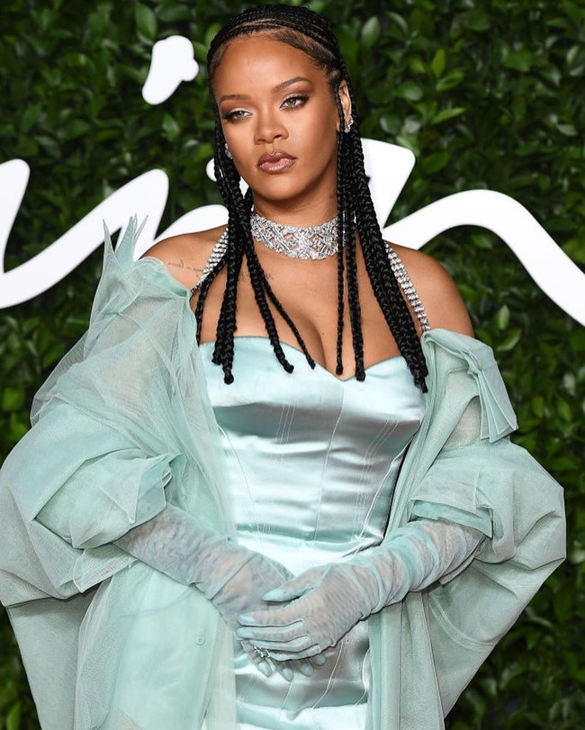 Rihanna cukup royal untuk urusan belanja properti seks. Seperti dikutip The Sun, Rihanna pernah membeli lingerie hingga mainan seks mencapai US$ 1.500 atau sekitar Rp 21 juta saat di Paris.  Foto: instagram @badgalriri