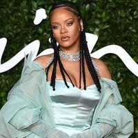 Rihanna cukup royal untuk urusan belanja properti seks. Seperti dikutip The Sun, Rihanna pernah membeli lingerie hingga mainan seks mencapai US$ 1.500 atau sekitar Rp 21 juta saat di Paris.  Foto: instagram @badgalriri