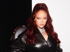 Rihanna Ingin Bantu Joe Biden Buang Sampah, Sindir Trump?
