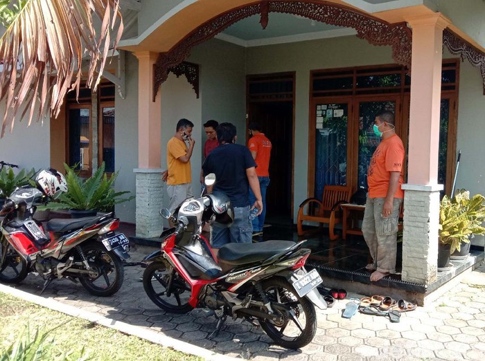Rumah warga di Desa Karangmalang Kecamatan Gebog, Kudus dirampok. Pemilik rumah, Purwaningsih yang seorang guru SMP sempat disekap oleh pelaku.