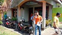 Tampak sejumlah petugas kepolisian dari INAFIS Polres Kudus sedang melakukan pemeriksaan.