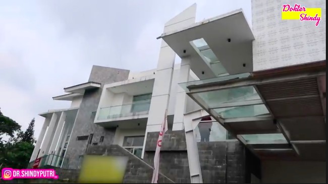 Inilah penampakan rumah mewah yang menjadi incaran YouTuber Ria Ricis. Kakak Ria, Dokter Shindy, mengunggah vlog di YouTube yang memperlihatkan Ria sedang menyambangi rumah tersebut.  (Foto: YouTube/Dokter Shindy)