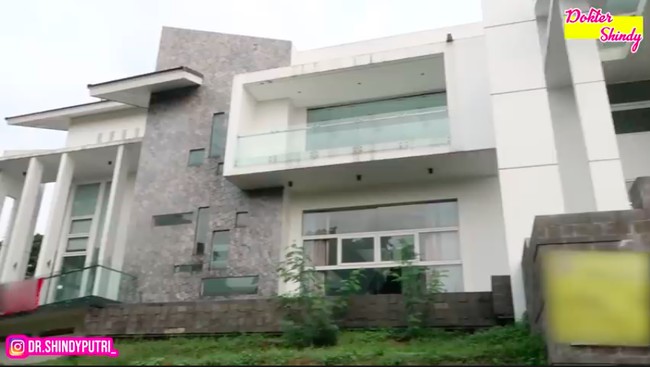 Diungkapkan Dokter Shindy, lokasi rumah tersebut berdekatan dengan rumah kakak Ria lainnya, aktris Oki Setiana Dewi, yang berada di Bintaro, Tangerang Selatan. (Foto: YouTube/Dokter Shindy)