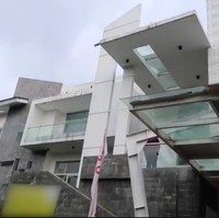 Inilah penampakan rumah mewah yang menjadi incaran YouTuber Ria Ricis. Kakak Ria, Dokter Shindy, mengunggah vlog di YouTube yang memperlihatkan Ria sedang menyambangi rumah tersebut.  (Foto: YouTube/Dokter Shindy)