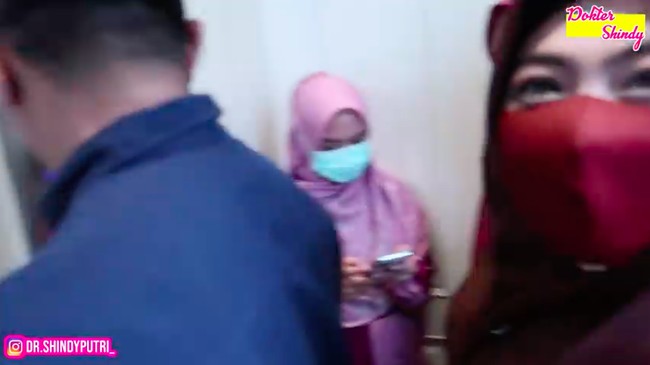 Semakin mewah lagi karena rumah tersebut juga dilengkapi sebuah lift. Ini suasana di dalam lift. (Foto: YouTube/Dokter Shindy)