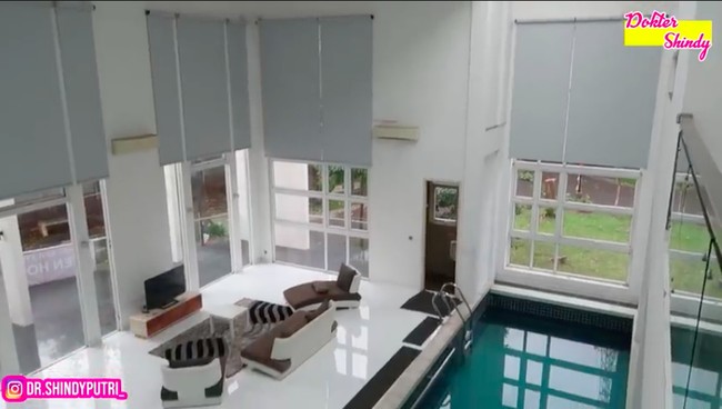 Kolam renang tersebut bersebalahan dengan ruang tamu. (Foto: YouTube/Dokter Shindy)