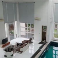 Kolam renang tersebut bersebalahan dengan ruang tamu. (Foto: YouTube/Dokter Shindy)