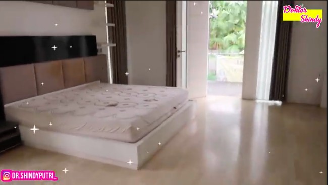 Kamar tidur utama yang sangat luas. Kamar tersebut juga memiliki balkon yang menghadap halaman depan. (Foto: YouTube/Dokter Shindy)