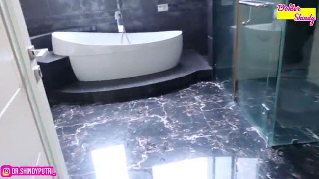 Kamar mandi terlihat sangat mewah dengan pemakaian marmer berwarna hitam. Terdapat pula sebuah bath tub bak hotel bintang lima. (Foto: YouTube/Dokter Shindy)