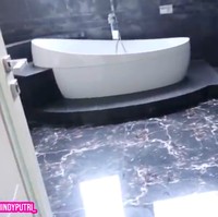 Kamar mandi terlihat sangat mewah dengan pemakaian marmer berwarna hitam. Terdapat pula sebuah bath tub bak hotel bintang lima. (Foto: YouTube/Dokter Shindy)