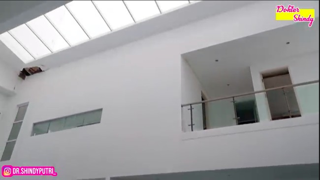 Di atas kolam renang terdapat langit-langit kaca yang membiarkan cahaya alami masuk dan menerangi rumah. (Foto: YouTube/Dokter Shindy)