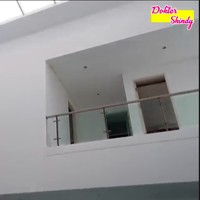 Di atas kolam renang terdapat langit-langit kaca yang membiarkan cahaya alami masuk dan menerangi rumah. (Foto: YouTube/Dokter Shindy)