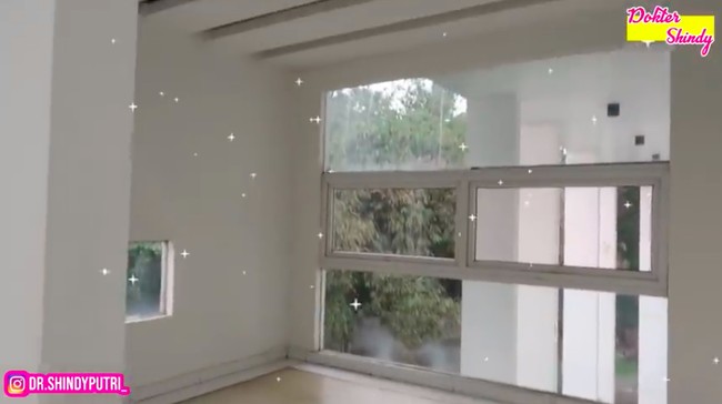 Sebuah ruangan kecil di salah satu sudut rumah itu yang disebut Dokter Shindy bisa dijadikan musala. (Foto: YouTube/Dokter Shindy)