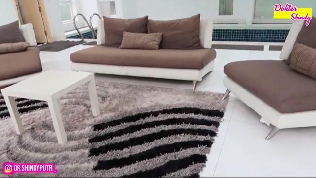 Area ruang tamu yang bersebalahan dengan kolam renang. (Foto: YouTube/Dokter Shindy)