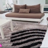 Area ruang tamu yang bersebalahan dengan kolam renang. (Foto: YouTube/Dokter Shindy)