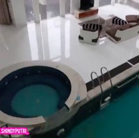 Salah satu keunikan di rumah incaran Ria Ricis ini adalah kolam renang yang berada di dalam rumah. Kolam memanjang itu juga dilengkapi sebuah jacuzzi. (Foto: YouTube/Dokter Shindy)