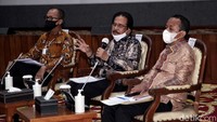 Menteri ATR Sofyan Djalil, Menteri Perindustrian Agus Gumiwang, serta Kepala BKPM Bahlil Lahadalia juga turut hadir dalam konferensi pers tersebut.